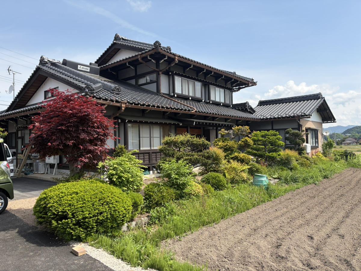 緑に囲まれたひととワークスの建物外観