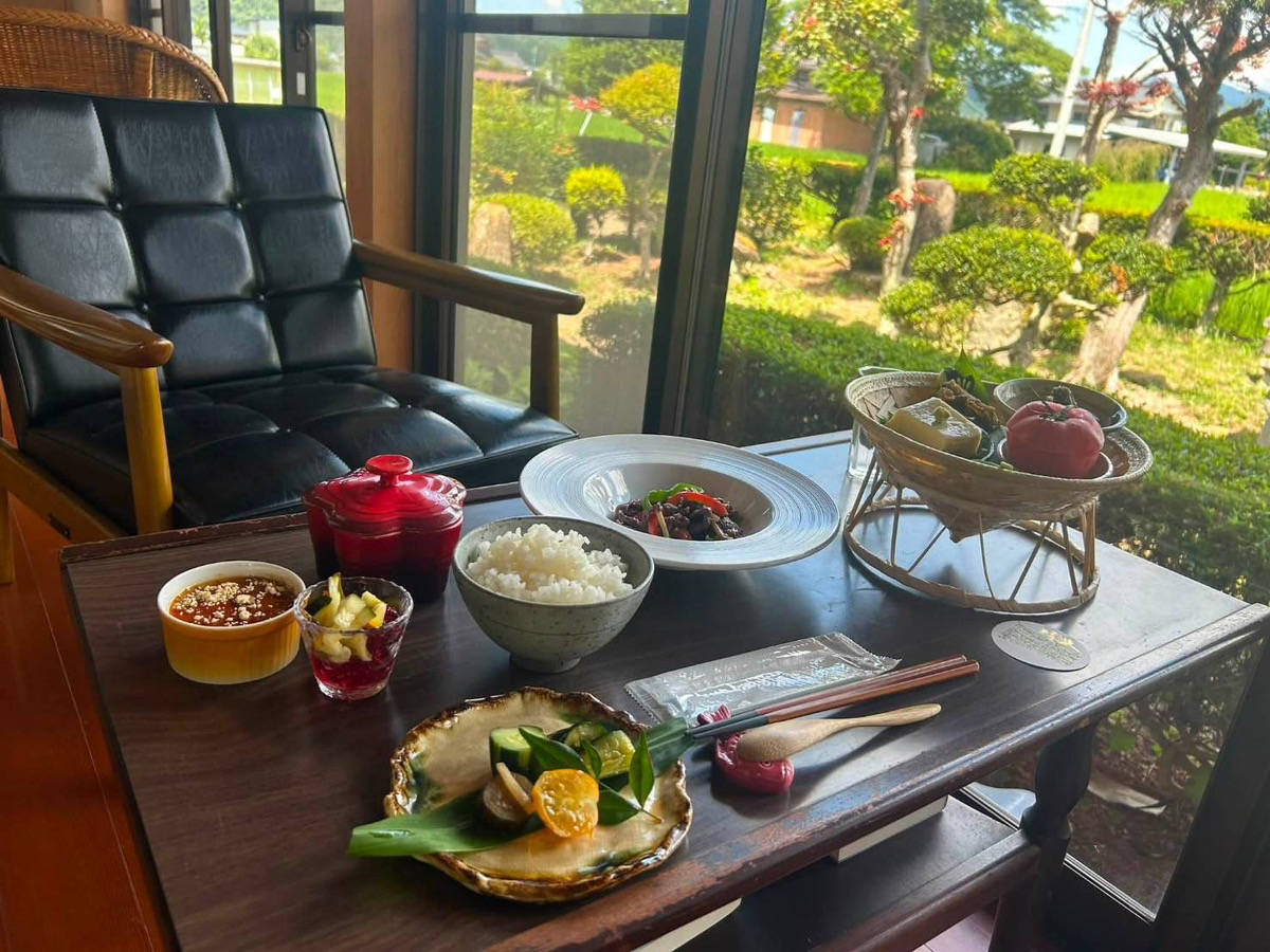 庭が見える席で楽しむ、ごはんとひととの食事