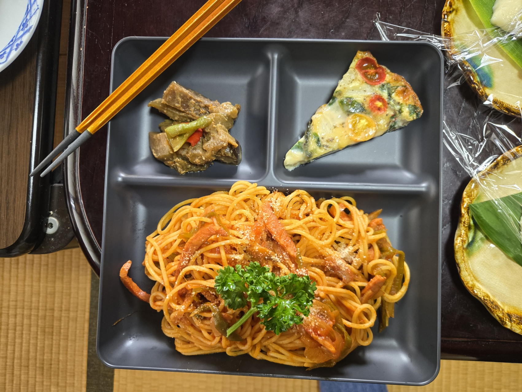 まかないのナポリタン、キッシュやおかずを盛り付けたランチプレート