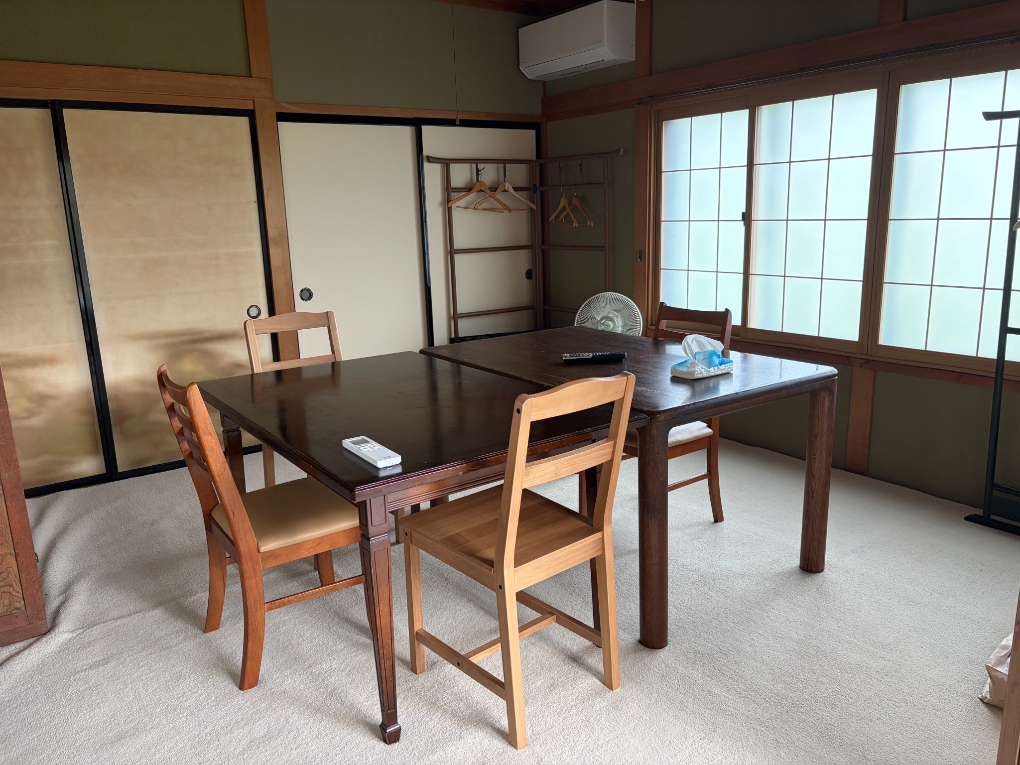 利用者さまが作業する、木の机と椅子のある落ち着いた作業室